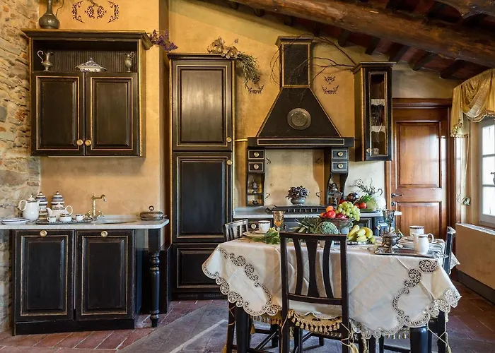 La Dimora Dei Conti, Indulge In A Country Farmhouse Apartment With Jacuzzi Facing The Town! Capannori