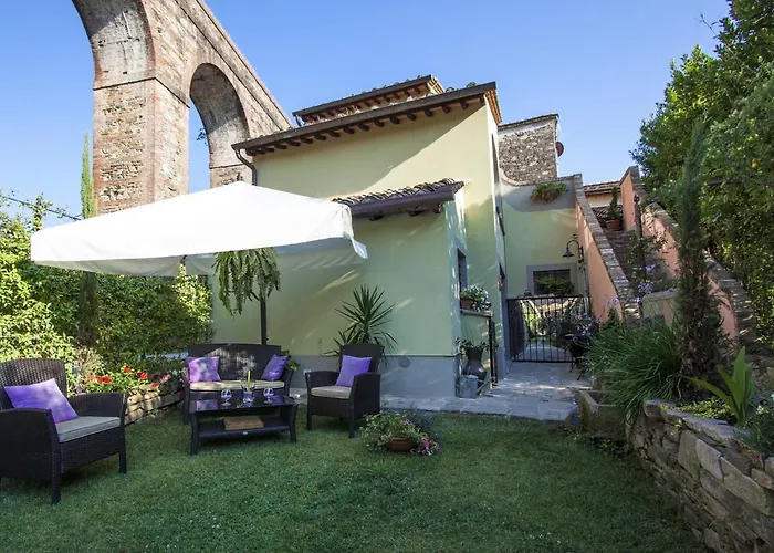 La Dimora Dei Conti, Indulge In A Country Farmhouse Apartment With Jacuzzi Facing The Town! Capannori